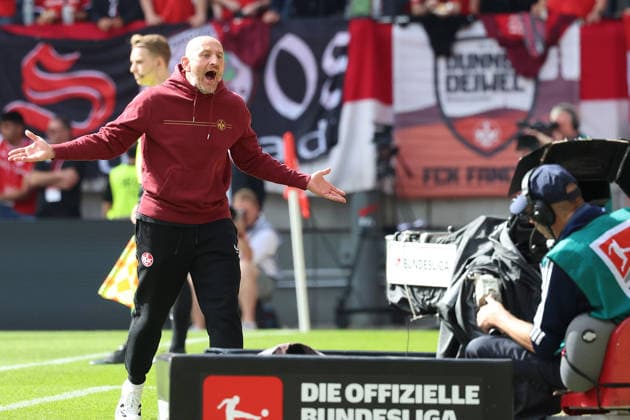 19.09.2026, xrekx, Fussball 2.Bundesliga, 1.FC Kaiserslautern - Eintracht Braunschweig v.l. Torsten Lieberknecht Trainer (1.FC Kaiserslautern) enttaeuscht, enttäuscht, schaut enttaeuscht, niedergeschlagen, disappointed (DFL DFB REGULATIONS PROHIBIT ANY USE OF PHOTOGRAPHS as IMAGE SEQUENCES and or QUASI-VIDEO) Kaiserslautern