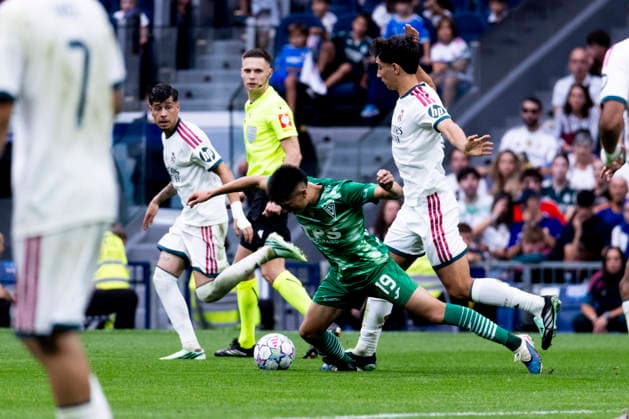 Real Madrid U20 v Santiago Wanderers U20 - Intercontinental Cup U20 September 19, 2026, Santiago Bernabeu Stadium, Madrid, Spain: Villarroel is defended by Sergio Martinez of Real Madrid during the U-20 Intercontinental Cup final match between Real Madrid and Santiago Wanderers at the Santiago Bernabeu Stadium, Madrid, Spain. Madrid Santiago Bernabeu Stadium Madrid Spain Copyright: xAlejandroxMatiasxAcostax