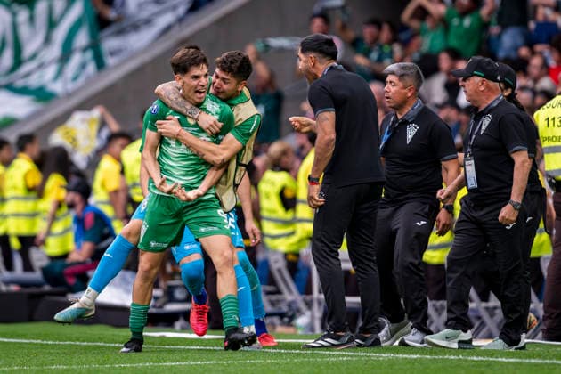 Real Madrid CF v Santiago Wanderers - Under-20 Intercontinental Cup 2026 MADRID, SPAIN - SEPTEMBER 19: Christian Silva of Santiago Wanderers (C) celebrates his goal with his teammates and Felipe Salinas (R), head coach of Santiago Wanderers, during the Under-20 Intercontinental Cup 2026 final football match at Estadio Santiago Bernabeu on September 19, 2026 in Madrid, Spain. Madrid Estadio Santiago Bernabeu Madrid Spain Copyright: xAlbertoxGardinx AGardin_20260919_Foot_Uefa_Real_War_0383