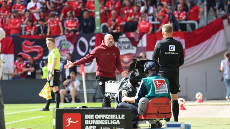 19.09.2026, xrekx, Fussball 2.Bundesliga, 1.FC Kaiserslautern - Eintracht Braunschweig v.l. Torsten Lieberknecht Trainer (1.FC Kaiserslautern) enttaeuscht, enttäuscht, schaut enttaeuscht, niedergeschlagen, disappointed (DFL DFB REGULATIONS PROHIBIT ANY USE OF PHOTOGRAPHS as IMAGE SEQUENCES and or QUASI-VIDEO) Kaiserslautern