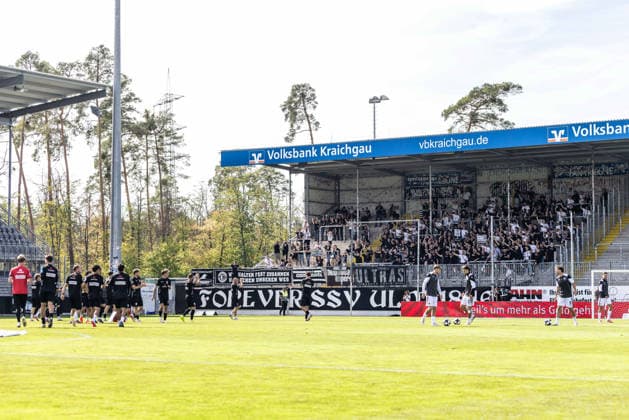 SV Sandhausen vs. SSV Ulm 1846 Fußball, Fussball, Regionalliga Südwest, 8. Spieltag, Stadion am Hardtwald Sandhausen 19.09.26 warm up, aufwärmen Team Mannschaft SSV Ulm 1846 Fußball vor dem Gästeblock SV Sandhausen vs. SSV Ulm 1846 Fußball, Fussball, Regionalliga Südwest, 8. Spieltag, Stadion am Hardtwald Sandhausen 19.09.26 Foto: Lucca Fundel Sandhausen Stadion am Hardtwald Baden-Württemberg Deutschland
