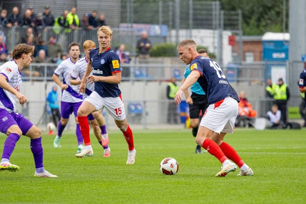 19.09.2026 Fußball 2. Bundesliga Männer Saison 2026 2027 6. Spieltag Holstein Kiel - VFL Osnabrück (Kiel in Weiß-Blau, Osnabrück in ) Kiel Holstein Stadion, Westring 501 Schleswig Holstein Deutschland