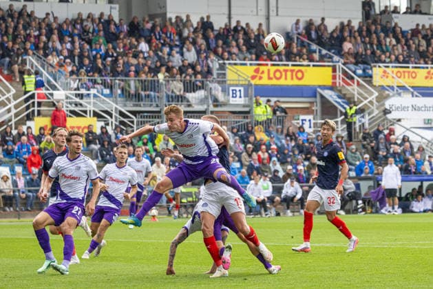 19.09.2026 Fußball 2. Bundesliga Männer Saison 2026 2027 6. Spieltag Holstein Kiel - VFL Osnabrück (Kiel in Weiß-Blau, Osnabrück in ) In der Luft Fridolin Wagner (li.), Phil Harres Kiel Holstein Stadion, Westring 501 Schleswig Holstein Deutschland