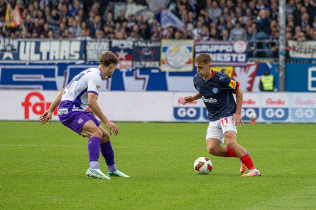 19.09.2026 Fußball 2. Bundesliga Männer Saison 2026 2027 6. Spieltag Holstein Kiel - VFL Osnabrück (Kiel in Weiß-Blau, Osnabrück in ) Robin Fabinski (li.), Gyan de Regt Kiel Holstein Stadion, Westring 501 Schleswig Holstein Deutschland