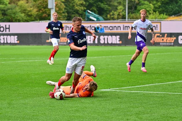 19.09.2026, Fußball, Herren, 2.BL (Bundesliga), Saison 2026 2027, Holstein Kiel - VfL Osnabrück, 6. Spieltag, KSV, Holstein-Stadion Gyan de Regt holt den Elfmeter gegen Torwart Jonas Krumrey raus Kiel, Holstein-Stadion Holstein-Stadion Schleswig-Holstein Deutschland