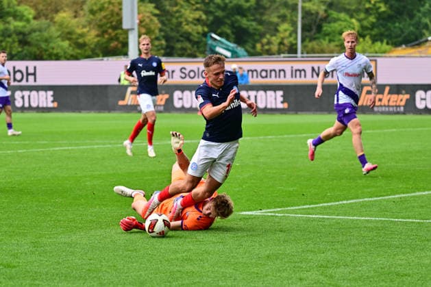 19.09.2026, Fußball, Herren, 2.BL (Bundesliga), Saison 2026 2027, Holstein Kiel - VfL Osnabrück, 6. Spieltag, KSV, Holstein-Stadion Gyan de Regt holt den Elfmeter gegen Torwart Jonas Krumrey raus Kiel, Holstein-Stadion Holstein-Stadion Schleswig-Holstein Deutschland
