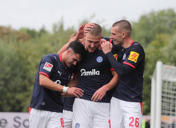 Phil Harres (Holstein Kiel) jubelt zum 1-o, v.l. Guillermo Balzi (Holstein Kiel), David Zec (Holstein Kiel) Fussball, Herren, Saison 2026 2027, 2.BL, Holstein Stadion, Holstein Kiel gegen VfL Osnabrueck DFL REGULATIONS PROHIBIT ANY USE OF PHOTOGRAPHS AS IMAGE SEQUENCES AND OR QUASI-VIDEO.