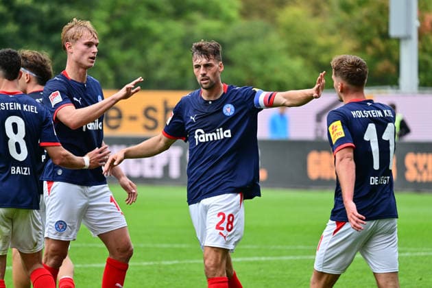 19.09.2026, Fußball, Herren, 2.BL (Bundesliga), Saison 2026 2027, Holstein Kiel - VfL Osnabrück, 6. Spieltag, KSV, Holstein-Stadion Jubel von Jonas Meffert, Kasper Davidsen (li.) und Gyan de Regt (re.) Kiel, Holstein-Stadion Holstein-Stadion Schleswig-Holstein Deutschland
