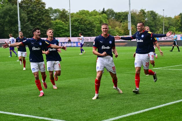 19.09.2026, Fußball, Herren, 2.BL (Bundesliga), Saison 2026 2027, Holstein Kiel - VfL Osnabrück, 6. Spieltag, KSV, Holstein-Stadion Phil Harres trifft zum 1:0 und Holstein Kiel jubelt, nachdem Gyan de Regt den Elfmeter raus geholt hat Kiel, Holstein-Stadion Holstein-Stadion Schleswig-Holstein Deutschland