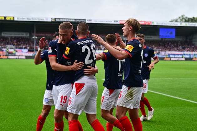 19.09.2026, Fußball, Herren, 2.BL (Bundesliga), Saison 2026 2027, Holstein Kiel - VfL Osnabrück, 6. Spieltag, KSV, Holstein-Stadion Phil Harres trifft zum 1:0 und Holstein Kiel jubelt, nachdem Gyan de Regt den Elfmeter raus geholt hat Kiel, Holstein-Stadion Holstein-Stadion Schleswig-Holstein Deutschland