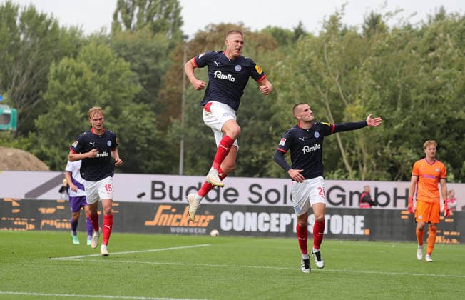 Phil Harres (Holstein Kiel) verwandelt den Elfmeter zum 1-0, Jubel Phil Harres (Holstein Kiel), links Kasper Davidsen (Holstein Kiel), rechts David Zec (Holstein Kiel) Fussball, Herren, Saison 2026 2027, 2.BL, Holstein Stadion, Holstein Kiel gegen VfL Osnabrueck DFL REGULATIONS PROHIBIT ANY USE OF PHOTOGRAPHS AS IMAGE SEQUENCES AND OR QUASI-VIDEO.