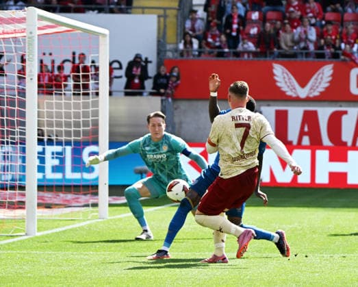Fussball - 2. Bundesliga - Saison 2026 27 1. FC Kaiserslautern 19.09.2026 Fritz-Walter-Stadion 1. FC Kaiserslautern (fck) - Eintracht Braunschweig (bs) Marlon RITTER (1. FC Kaiserslautern),re, kann den Ball nicht ins Tor bringen: Torwart Ron-Torben HOFFMANN (Eintracht Braunschweig) 1. FC Kaiserslautern