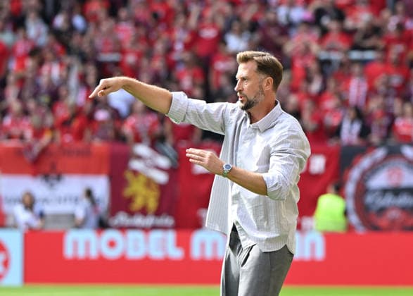 Fussball - 2. Bundesliga - Saison 2026 27 1. FC Kaiserslautern 19.09.2026 Fritz-Walter-Stadion 1. FC Kaiserslautern (fck) - Eintracht Braunschweig (bs) Trainer Lars KORNETKA (Eintracht Braunschweig) 1. FC Kaiserslautern