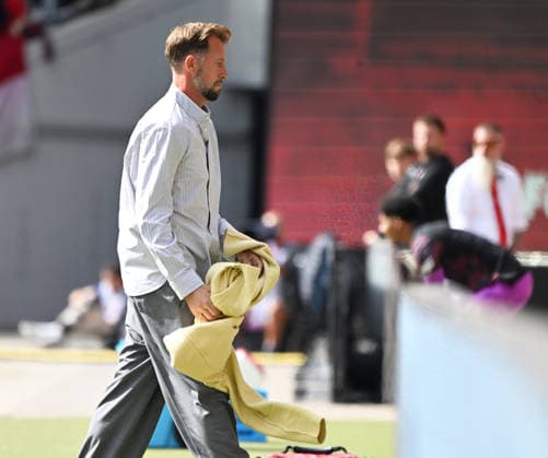 Fussball - 2. Bundesliga - Saison 2026 27 1. FC Kaiserslautern 19.09.2026 Fritz-Walter-Stadion 1. FC Kaiserslautern (fck) - Eintracht Braunschweig (bs) Trainer Lars KORNETKA (Eintracht Braunschweig) musste seinen gelben Pullover ablegen 1. FC Kaiserslautern