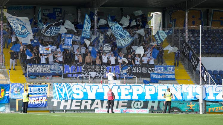 19.09.2026, Dietmar-Hopp-Stadion, Hoffenheim, GER, 3. Liga, 7. Spieltag: TSG 1899 Hoffenheim II vs SV Meppen, SVM-Fans mit Fahnen, DFL REGULATIONS PROHIBIT ANY USE OF PHOTOGRAPHS AS IMAGE SEQUENCES AND OR QUASI-VIDEO. Hoffenheim Baden-Württemberg Dietmar-Hopp-Stadion