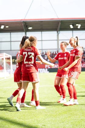 Jovana Damnjanovic (9 Bayern), Sophie Proost (23 FC Bayern) , Sarah Mattner-Trembleau (11 FC Bayern) und Katharina Naschenweng (19 FC Bayern) jubeln über das Tor zum 1-0 beim Google Pixel Frauen Bundesligaspiel FC Bayern München - 1. FC Köln am 19.09.2026. München FC Bayern Campus Bayern Deutschland