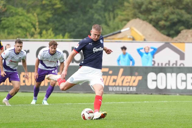 Fußball I Herren I Saison 2026-2027 I 2. Bundesliga I 6. Spieltag I Holstein Kiel - VfL Osnabrück I 19.09.2026 Phil Harres (19, Holstein Kiel) schießt per Elfmeter zum 1:0 Kiel Holstein-Stadion Schleswig-Holstein Deutschland Copyright: xLobeca MaschaxHolmx