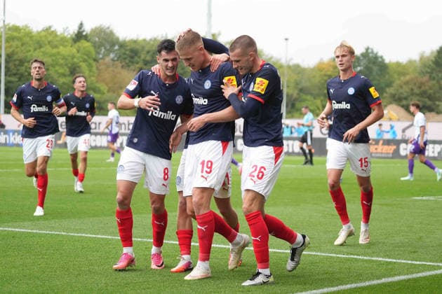 Fußball I Herren I Saison 2026-2027 I 2. Bundesliga I 6. Spieltag I Holstein Kiel - VfL Osnabrück I 19.09.2026 Phil Harres (19, Holstein Kiel) wird von David Zec (26, Holstein Kiel) und Guillermo Balzi (8, Holstein Kiel) gefeiert Kiel Holstein-Stadion Schleswig-Holstein Deutschland Copyright: xLobeca MaschaxHolmx