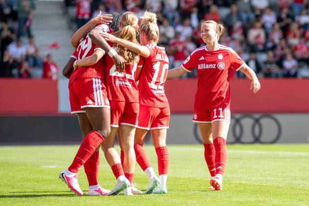 Edna Imade (29 Bayern), Linda Dallmann (10 FC Bayern) , Jovana Damnjanovic (9 Bayern) ,Sophie Proost (23 FC Bayern) und Sarah Mattner-Trembleau (11 FC Bayern) jubeln über das Tor zum 2-0 beim Google Pixel Frauen Bundesligaspiel FC Bayern München - 1. FC Köln am 19.09.2026. München FC Bayern Campus Bayern Deutschland