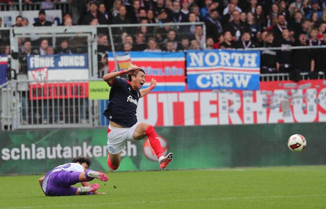 Jonathan Gomez (VfL Osnabrueck) foult Hiroki Sekine (Holstein Kiel) Fussball, Herren, Saison 2026 2027, 2.BL, Holstein Stadion, Holstein Kiel gegen VfL Osnabrueck DFL REGULATIONS PROHIBIT ANY USE OF PHOTOGRAPHS AS IMAGE SEQUENCES AND OR QUASI-VIDEO.