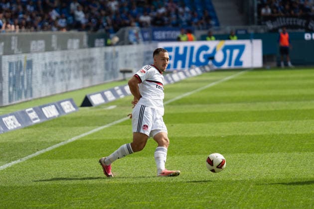 19.09.2026, xjyhynx, Fussball 2.Bundesliga, Karlsruher SC - 1.FC Nürnberg, v.l. Pass von Julian Justvan (10, 1. FC Nürnberg) (DFL DFB REGULATIONS PROHIBIT ANY USE OF PHOTOGRAPHS as IMAGE SEQUENCES and or QUASI-VIDEO) Karlsruhe