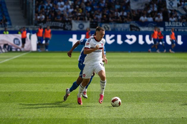19.09.2026, xjyhynx, Fussball 2.Bundesliga, Karlsruher SC - 1.FC Nürnberg, v.l. Dribbling von Julian Justvan (10, 1. FC Nürnberg) (DFL DFB REGULATIONS PROHIBIT ANY USE OF PHOTOGRAPHS as IMAGE SEQUENCES and or QUASI-VIDEO) Karlsruhe