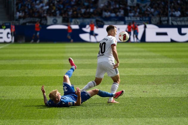 19.09.2026, xjyhynx, Fussball 2.Bundesliga, Karlsruher SC - 1.FC Nürnberg, v.l. Zweikampf von Viktor Bergh (33, Karlsruher SC) und Julian Justvan (10, 1. FC Nürnberg) (DFL DFB REGULATIONS PROHIBIT ANY USE OF PHOTOGRAPHS as IMAGE SEQUENCES and or QUASI-VIDEO) Karlsruhe