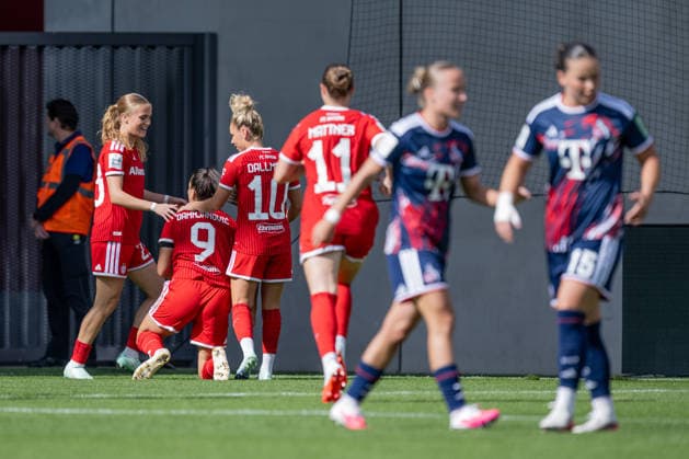 Sophie Proost (FC Bayern Muenchen Frauen, 23) und Linda Dallmann (FC Bayern Muenchen Frauen, 10) bejubeln mit Jovana Damnjanovic (FC Bayern Muenchen Frauen, 09) deren Tor zum 1:0 GER, FC Bayern Muenchen Frauen vs. 1. FC Koeln, Fussball, Google Pixel Frauen-Bundesliga, 5. Spieltag, Saison 2026 2027, 19.09.2026 (DFL DFB REGULATIONS PROHIBIT ANY USE OF PHOTOGRAPHS as IMAGE SEQUENCES and or QUASI-VIDEO). Foto: HMB Media Heike Feiner Copyright: HMBxMedia HeikexFeiner