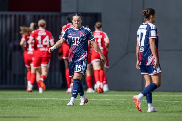 Amelie Bohnen (1. FC Koeln, 15) ist bedient, bereits nach vier Spielminuten bejubeln die Bayern im Hintergrund das Tor zum 1:0 durch Jovana Damnjanovic (FC Bayern Muenchen Frauen, 09) GER, FC Bayern Muenchen Frauen vs. 1. FC Koeln, Fussball, Google Pixel Frauen-Bundesliga, 5. Spieltag, Saison 2026 2027, 19.09.2026 (DFL DFB REGULATIONS PROHIBIT ANY USE OF PHOTOGRAPHS as IMAGE SEQUENCES and or QUASI-VIDEO). Foto: HMB Media Heike Feiner Copyright: HMBxMedia HeikexFeiner