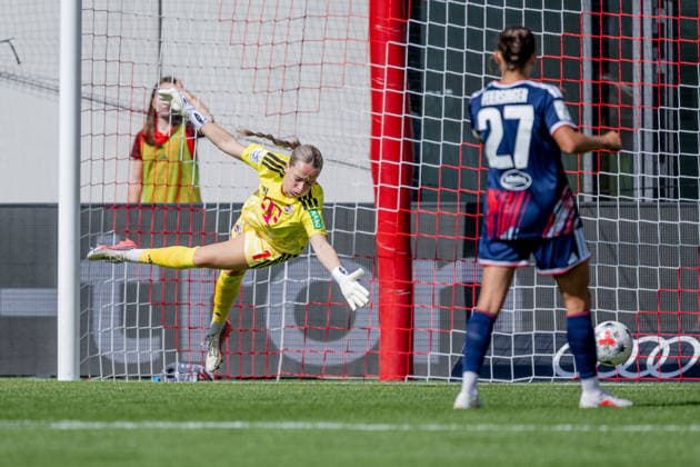 Lisa Schmitz (Torfrau, 1. FC Koeln, 01) muss hier das Tor zum 2:0 durch Edna Imade (FC Bayern Muenchen Frauen, 29) - nicht im Bild - hinnehmen GER, FC Bayern Muenchen Frauen vs. 1. FC Koeln, Fussball, Google Pixel Frauen-Bundesliga, 5. Spieltag, Saison 2026 2027, 19.09.2026 (DFL DFB REGULATIONS PROHIBIT ANY USE OF PHOTOGRAPHS as IMAGE SEQUENCES and or QUASI-VIDEO). Foto: HMB Media Heike Feiner Copyright: HMBxMedia HeikexFeiner