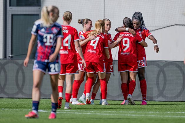 Die Muenchnerinnen bejubeln mit Edna Imade (FC Bayern Muenchen Frauen, 29) deren Tor zum 2:0 GER, FC Bayern Muenchen Frauen vs. 1. FC Koeln, Fussball, Google Pixel Frauen-Bundesliga, 5. Spieltag, Saison 2026 2027, 19.09.2026 (DFL DFB REGULATIONS PROHIBIT ANY USE OF PHOTOGRAPHS as IMAGE SEQUENCES and or QUASI-VIDEO). Foto: HMB Media Heike Feiner Copyright: HMBxMedia HeikexFeiner