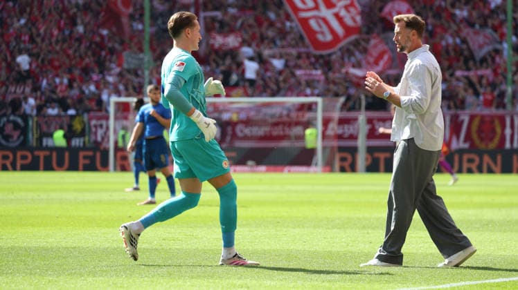 19.09.2026, xrekx, Fussball 2.Bundesliga, 1.FC Kaiserslautern - Eintracht Braunschweig v.l. Ron-Thorben Hoffmann (Eintracht Braunschweig) Lars Kornetka Trainer (Eintracht Braunschweig) gibt Anweisungen, gestikuliert, mit den Armen gestikulieren gives instructions, gesticulate (DFL DFB REGULATIONS PROHIBIT ANY USE OF PHOTOGRAPHS as IMAGE SEQUENCES and or QUASI-VIDEO) Kaiserslautern