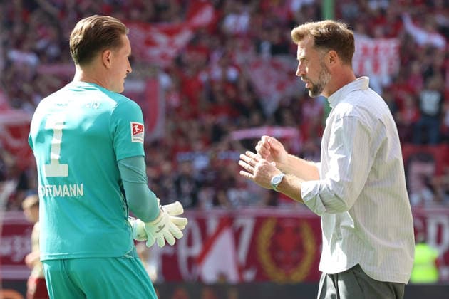 19.09.2026, xrekx, Fussball 2.Bundesliga, 1.FC Kaiserslautern - Eintracht Braunschweig v.l. Ron-Thorben Hoffmann (Eintracht Braunschweig) Lars Kornetka Trainer (Eintracht Braunschweig) gibt Anweisungen, gestikuliert, mit den Armen gestikulieren gives instructions, gesticulate (DFL DFB REGULATIONS PROHIBIT ANY USE OF PHOTOGRAPHS as IMAGE SEQUENCES and or QUASI-VIDEO) Kaiserslautern