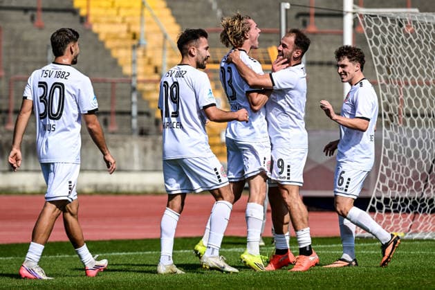 Regionalliga Bayern: TSV Schwaben Augsburg vs TSV Landsberg, Augsburg, 19.09.2026 Jubel der Landsberger Spiele nach dem Führungstreffer zum 0:1 durch Fynn Heinze (TSV 1882 Landsberg, 13) , Augsburg, 19.09.2026 - 10. Spieltag der Regionalliga Bayern, TSV Schwaben Augsburg gegen TSV Landsberg, Augsburg, Rosenaustadion Copyright: xBEAUTIFULxSPORTS Märklx
