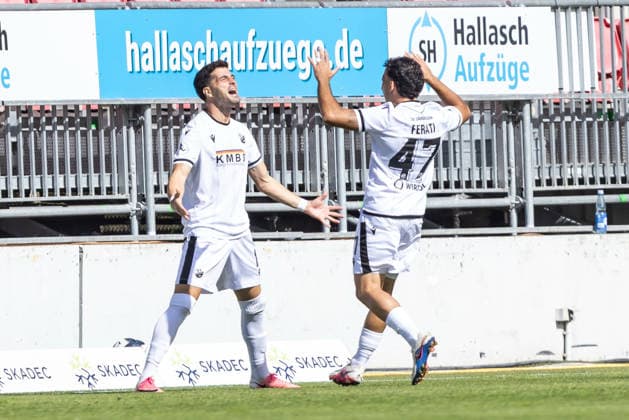 SV Sandhausen vs. SSV Ulm 1846 Fußball, Fussball, Regionalliga Südwest, 8. Spieltag, Stadion am Hardtwald Sandhausen 19.09.26 Torjubel Jubel Freude nach Treffer Tor Torschuss zum 1:0 durch Mert Tasdelen (SV Sandhausen, 11). v.l. Arthur Lyska (SV Sandhausen, 1), Arianit Ferati (SV Sandhausen, 47) SV Sandhausen vs. SSV Ulm 1846 Fußball, Fussball, Regionalliga Südwest, 8. Spieltag, Stadion am Hardtwald Sandhausen 19.09.26 Foto: Lucca Fundel Sandhausen Stadion am Hardtwald Baden-Württemberg Deutschland