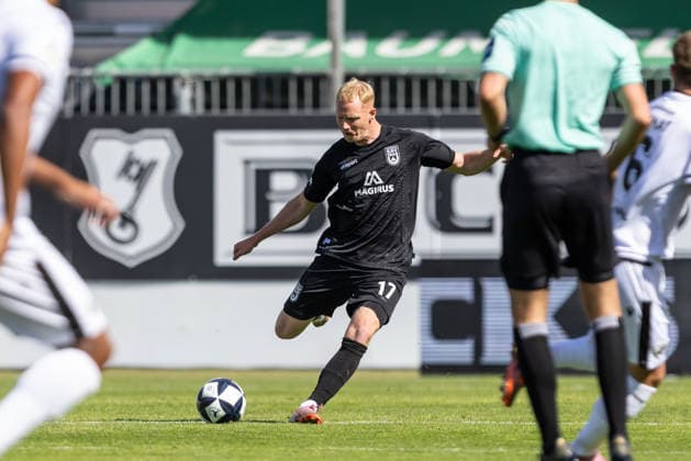 SV Sandhausen vs. SSV Ulm 1846 Fußball, Fussball, Regionalliga Südwest, 8. Spieltag, Stadion am Hardtwald Sandhausen 19.09.26 Leon Müller (SSV Ulm 1846 Fußball, 17) SV Sandhausen vs. SSV Ulm 1846 Fußball, Fussball, Regionalliga Südwest, 8. Spieltag, Stadion am Hardtwald Sandhausen 19.09.26 Foto: Lucca Fundel Sandhausen Stadion am Hardtwald Baden-Württemberg Deutschland