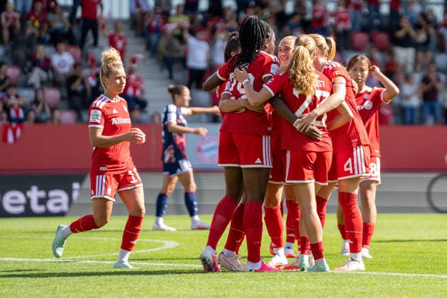 Linda Dallmann (10 FC Bayern) ,Jovana Damnjanovic (9 Bayern) , Edna Imade (29 Bayern) ,Glodis Viggosdottir (4 FC Bayern) , Momoko Tanikawa (18 Bayern) , Katharina Naschenweng (19 FC Bayern) , Glodis Viggosdottir (4 FC Bayern) und Vanessa Gilles (2 Bayern) jubeln über das Tor zum 3-0 beim Google Pixel Frauen Bundesligaspiel FC Bayern München - 1. FC Köln am 19.09.2026. München FC Bayern Campus Bayern Deutschland