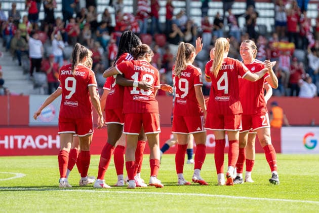 Jovana Damnjanovic (9 Bayern) , Edna Imade (29 Bayern) , Momoko Tanikawa (18 Bayern) , Katharina Naschenweng (19 FC Bayern) , Glodis Viggosdottir (4 FC Bayern) und Vanessa Gilles (2 Bayern) jubeln über das Tor zum 3-0 beim Google Pixel Frauen Bundesligaspiel FC Bayern München - 1. FC Köln am 19.09.2026. München FC Bayern Campus Bayern Deutschland