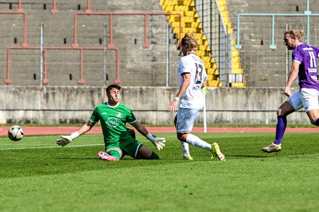 Regionalliga Bayern: TSV Schwaben Augsburg vs TSV Landsberg, Augsburg, 19.09.2026 Fynn Heinze (TSV 1882 Landsberg, 13) erzielt den Führungstreffer für Landsberg, zum 0:1.; Maximilian Reil (TSV Schwaben Augsburg, 1) ist chancenlos auch Rasmus Fackler-Stamm (TSV Schwaben Augsburg, 11) kann nicht mehr eingreifen , Augsburg, 19.09.2026 - 10. Spieltag der Regionalliga Bayern, TSV Schwaben Augsburg gegen TSV Landsberg, Augsburg, Rosenaustadion Copyright: xBEAUTIFULxSPORTS Märklx