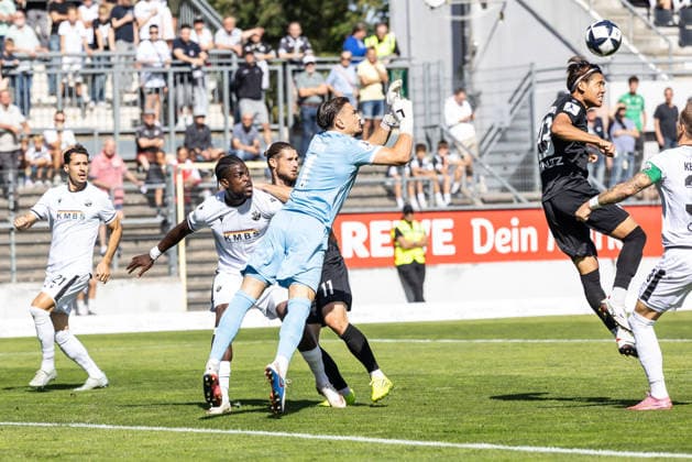 SV Sandhausen vs. SSV Ulm 1846 Fußball, Fussball, Regionalliga Südwest, 8. Spieltag, Stadion am Hardtwald Sandhausen 19.09.26 Kopfball Torschuss Torjubel Jubel Freude nach Treffer Tor Torschuss zum 1:1 durch Masaaki Takahara (SSV Ulm 1846 Fußball, 23) SV Sandhausen vs. SSV Ulm 1846 Fußball, Fussball, Regionalliga Südwest, 8. Spieltag, Stadion am Hardtwald Sandhausen 19.09.26 Foto: Lucca Fundel Sandhausen Stadion am Hardtwald Baden-Württemberg Deutschland