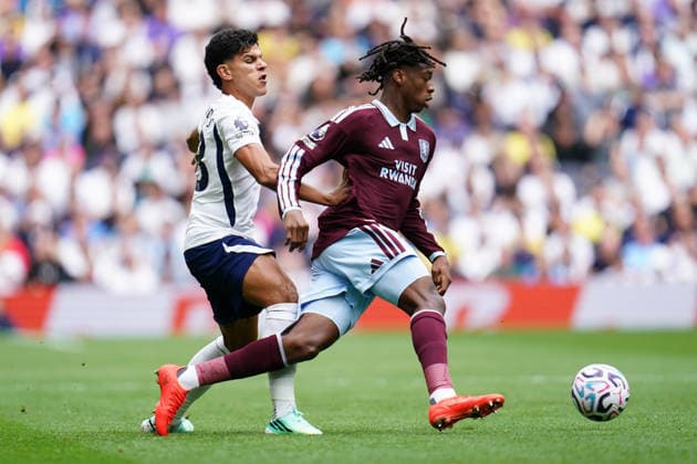 Tottenham Hotspur v Aston Villa FC - Premier League 2026 27 Mateus Fernandes of Tottenham Hotspur and Johan Manzambi of Aston Villa compete during the Premier League match between Tottenham Hotspur and Aston Villa at Tottenham Hotspur Stadium in London, United Kingdom, on September 19, 2026. United Kingdom  Copyright: xNewsxImagesx originalFilename:cosgrove-premierl260919_np27s.jpg