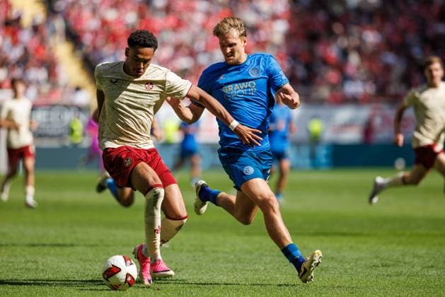 Thierry Tazemeta (1.FC Kaiserslautern) im Zweikampf mit Lukas Frenkert (Eintracht Braunschweig), Aktion Action 1.FC Kaiserslautern vs Eintracht Braunschweig, Fussball, 2. Bundesliga, 6. Spieltag, Saison 2026 2027, 19.09.2026 1.FC Kaiserslautern vs Eintracht Braunschweig, Fussball, 2. Bundesliga, 6. Spieltag, Saison 2026 2027, 19.09.2026 Copyright: xEibnerxPressefotox EP_ANS