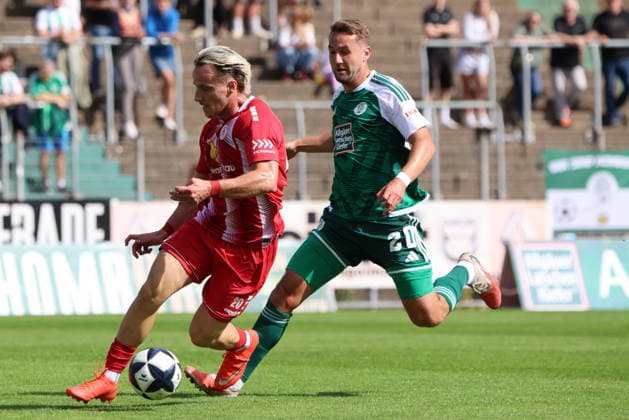 19.09.2026, Fussball, Herren, Regionalliga Südwest, Saison 2026 2027, FC 08 Homburg - KSV Hessen Kassel, Julian Günther-Schmidt (FC 08 Homburg), Mirnes Pepic (KSV Hessen Kassel) Homburg Waldstadion Saarland Deutschland (DEU) Copyright: xSebastianxBachx