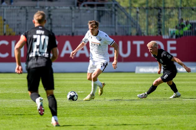 v.li.: Alexander Kopf (Ulm, 20, Kapitän), Max Christiansen (SVS, 26), Per Lockl (Ulm, 8), Aktion, Action, Spielszene, 19.09.2026, Sandhausen (Deutschland), Fussball, Regionalliga Südwest, SV Sandhausen - SSV Ulm 1846
