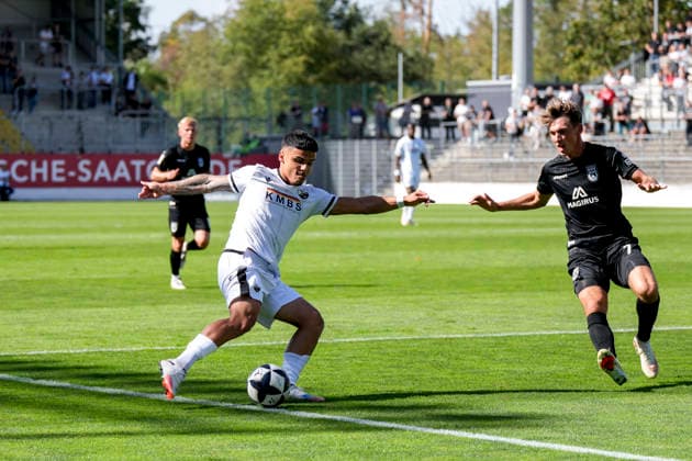 v.li.: Seyhan Yigit (SVS, 22), Benjamin Goller (Ulm, 7), Aktion, Action, Spielszene, 19.09.2026, Sandhausen (Deutschland), Fussball, Regionalliga Südwest, SV Sandhausen - SSV Ulm 1846