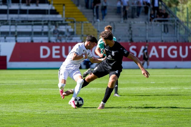 v.li.: Mert Tasdelen (SVS, 11), Daniel Hülsenbusch (Ulm, 4), Zweikampf, Spielszene, Duell, duel, tackle, tackling, Dynamik, Action, Aktion, 19.09.2026, Sandhausen (Deutschland), Fussball, Regionalliga Südwest, SV Sandhausen - SSV Ulm 1846