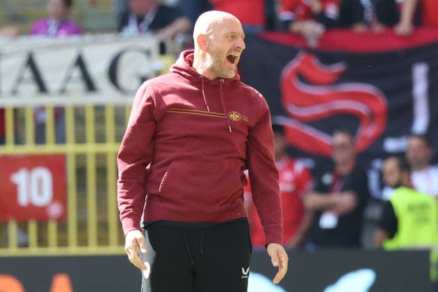 19.09.2026, xrekx, Fussball 2.Bundesliga, 1.FC Kaiserslautern - Eintracht Braunschweig v.l. Torsten Lieberknecht Trainer (1.FC Kaiserslautern) enttaeuscht, enttäuscht, schaut enttaeuscht, niedergeschlagen, disappointed (DFL DFB REGULATIONS PROHIBIT ANY USE OF PHOTOGRAPHS as IMAGE SEQUENCES and or QUASI-VIDEO) Kaiserslautern