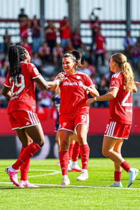 19.09.2026, München, Deutschland. Google Pixel Frauen-Bundesliga: FC Bayern München Frauen gegen 1. FC Köln Frauen am FC Bayern Campus. Edna Imade (FC Bayern Frauen) jubelt nach Ihrem zweiten Tor mit Jovana Damnjanovic (FC Bayern Frauen)