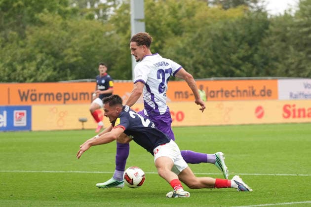Fußball I Herren I Saison 2026-2027 I 2. Bundesliga I 6. Spieltag I Holstein Kiel - VfL Osnabrück I 19.09.2026 Adrian Kapralik (20, Holstein Kiel) kommt zum Fall nach einem Zweikampf mit Robin Fabinski (27, VfL Osnabrück) Kiel Holstein-Stadion Schleswig-Holstein Deutschland Copyright: xLobeca MaschaxHolmx