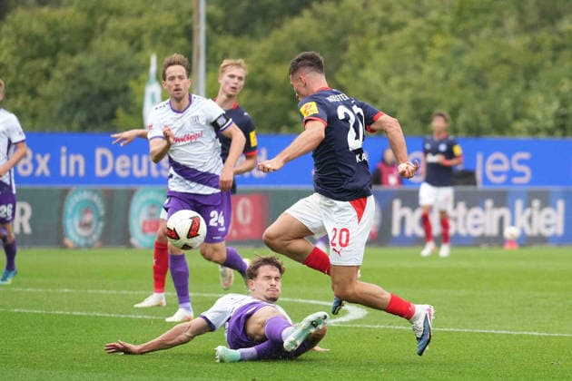 Fußball I Herren I Saison 2026-2027 I 2. Bundesliga I 6. Spieltag I Holstein Kiel - VfL Osnabrück I 19.09.2026 Adrian Kapralik (20, Holstein Kiel) springt über Robin Fabinski (27, VfL Osnabrück) um den Ball abzufangen Kiel Holstein-Stadion Schleswig-Holstein Deutschland Copyright: xLobeca MaschaxHolmx